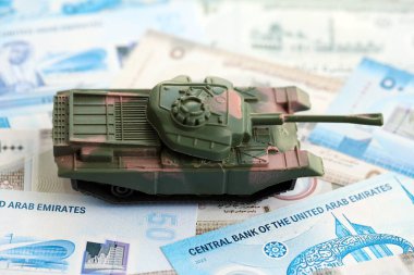 Birleşik Arap Emirlikleri kara para birimi faturaları ve oyuncak tank kapatın. Ordu fonları ve silah satışları kavramı