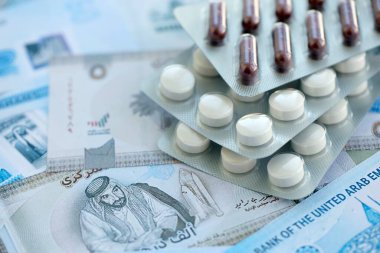 Birleşik Arap Emirlikleri kara para birimi faturaları ve ilaç hapları yakında. İlaç ve eczane kavramı