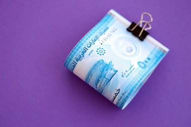 Birleşik Arap Emirlikleri kara para banknotları mora çok yakın. Finans ve bankacılık kavramı