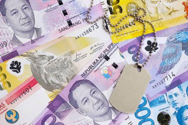 Filipinler para birimi faturaları ve askeri jeton. Askerlik konsepti