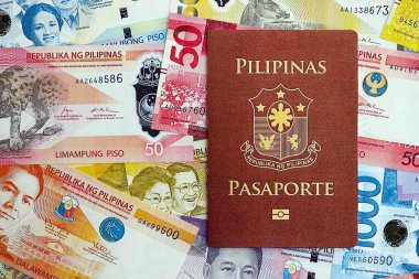 Filipinler Peso para birimi faturaları ve pasaport kapanıyor. Seyahat ve tatil kavramı