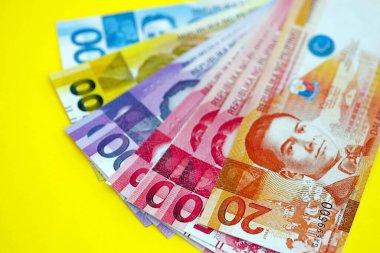 Filipinler Peso 'su para faturaları sarıya çok yakın. Finans ve bankacılık kavramı