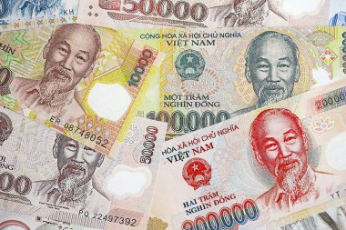 Vietnam dong para birimi faturaları. Mevcut banknotlar masanın üzerinde büyük miktarda yatıyor.