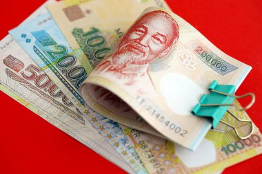 Vietnam dong para faturaları büyük miktarda kırmızı yakın. Finans ve bankacılık kavramı