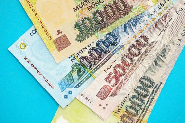 Vietnam dong para faturaları büyük miktarda mavi yakın çekim. Finans ve bankacılık kavramı