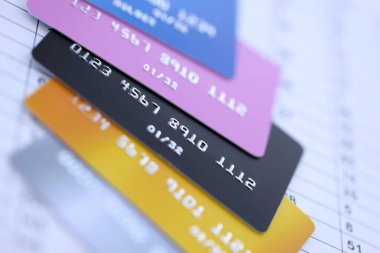 İş hesapları belgesinde hayali numune numaraları bulunan birçok kredi veya banka kartı var. Bir sürü farklı renkte bankacılık plastik kartı. Ekonomik iş ve e-ticaret kavramı