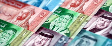 Ürdün Dinarı para birimi faturaları. JOD para birimi banknotları farklı değerler ile yığın halinde yakın