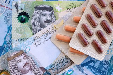 Bahreyn dinar para birimi faturaları ve ilaç hapları yakında. İlaç ve eczane kavramı