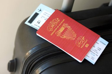 Seyahat çantasındaki Bahreyn pasaportu ve uçak biletleri yakın plan. Seyahat ve tatil kavramı