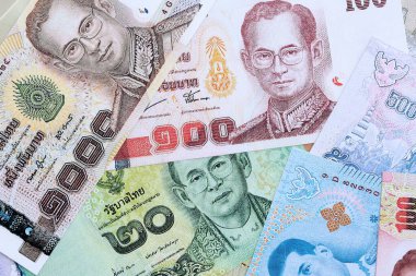 Tayland baht para birimi faturaları. Mevcut banknotlar masanın üzerinde büyük miktarda yatıyor.