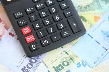 Tayland baht para birimi faturaları ve hesap makinesi kapanıyor. Vergilendirme ve para sayımı kavramı