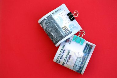 Mısır 'a ait para banknotları kırmızı olana çok yakın. Finans ve bankacılık kavramı