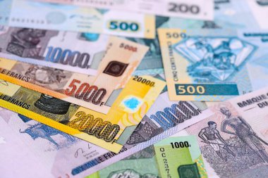 Kongo frangı faturaları büyük miktarda masaya yakın. Demokratik Kongo Cumhuriyeti 'nde zengin yaşam konsepti. İş ve ekonomi