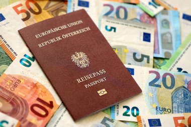 Avusturya pasaportu büyük miktarlarda avroya yakın para banknotlarına dayanıyor. Avrupa 'da zengin yaşam ve seyahat kavramı