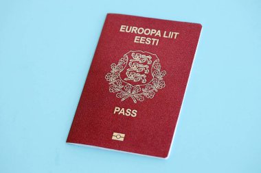 Açık mavi kağıtta Estonya pasaportu yakın plan. Avrupa 'da vatandaşlık ve seyahat kavramı