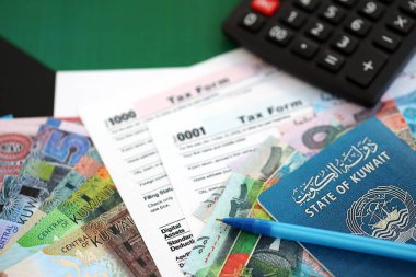 Kuveyt dinarı para faturaları ve vergi formlu hesap makinesi. Vergi ve muhasebe kavramı