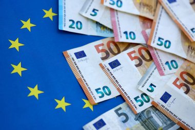 Avrupa Birliği bayrağına bir sürü euro banknotları. Avrupa 'da iş ve finans kavramı