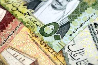 Suudi Arabistan riyal para banknotları yakın masa üzerinde büyük bir yığın yatıyor. Suudi Arabistan 'da mali ve iş kavramı