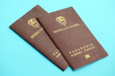 Açık mavi masa arka planında iki Kolombiya pasaportu. Kolombiya Cumhuriyeti vatandaşlığı kavramı