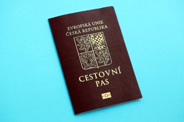 Mavi masa arkasında Çek biyometrik pasaportu. Çek Cumhuriyeti vatandaşlığı kavramı