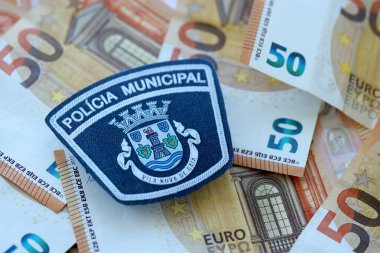 KYIV, UKRAINE - SEPTEMBER 6, 2025 Portekiz Belediye Polisi büyük miktardaki avro para banknotlarını kapatıyorlar