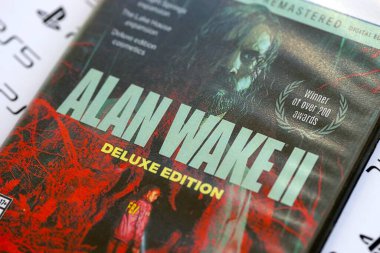 KYIV, UKRAINE - EPTEMBER 8, 2025 Alan Wake 2 video oyunu PlayStation 5 logotları ile beyaz pankartta uzanır