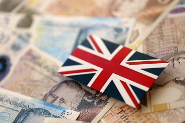 KYIV, UKRAINE - 17 Eylül 2025 Büyük miktarda İngiliz sterlini ve İngiliz bayrağı