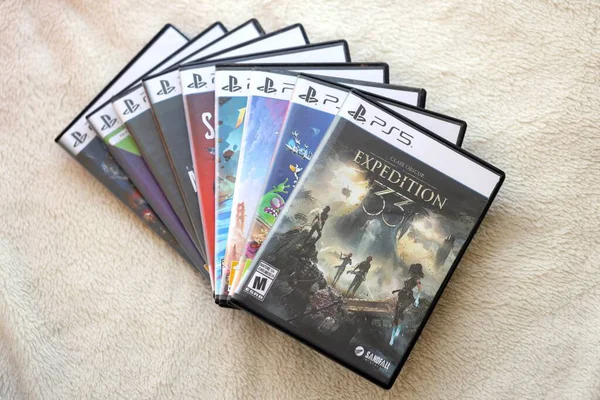 KYIV, UKRAINE - SEPTEMBER 8, 2025 Clair Obscur Expedition 33 video oyunu beyaz yumuşak yüzeyde birkaç oyun diski kutusuyla birlikte uzanır