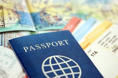 Birçok açık pasaport sayfası ve giriş kartlarında bir sürü vize ve giriş damgası var. Dünya çapında seyahat ve turizm kavramı