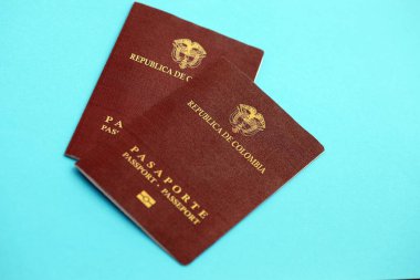 Açık mavi masa arka planında iki Kolombiya pasaportu. Kolombiya Cumhuriyeti vatandaşlığı kavramı
