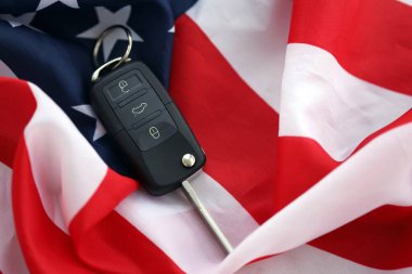 Birleşik Devletler bayrağında uzaktan kumandalı ateşleme anahtarları. Amerika 'da araba kullanma kavramı. Araç sahipliği