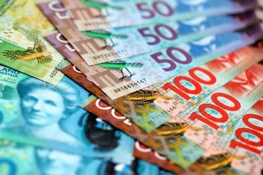 Yeni Zelanda para banknotları yakın planda büyük miktarda. Yeni Zelanda 'da zengin yaşam konsepti. İş ve ekonomi