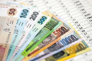 Kongo frangı banknotlar halinde banknotlar halinde iş hesaplamaları masası yakın. Demokratik Kongo Cumhuriyeti 'nde iş, yatırım ve vergilendirme