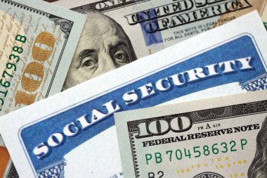 Amerikan dolarları. Faturalar ve Amerikan sosyal güvenlik kartı. Kapatın.