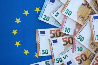 Avrupa Birliği bayrağına bir sürü euro banknotları. Avrupa 'da iş ve finans kavramı