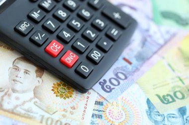 Tayland baht para birimi faturaları ve hesap makinesi kapanıyor. Vergilendirme ve para sayımı kavramı