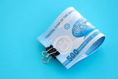 Birleşik Arap Emirlikleri 'nin kara para banknotları. Finans ve bankacılık kavramı