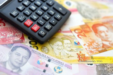 Filipinler Peso para birimi faturaları ve hesap makinesi kapanıyor. Vergilendirme ve para sayımı kavramı