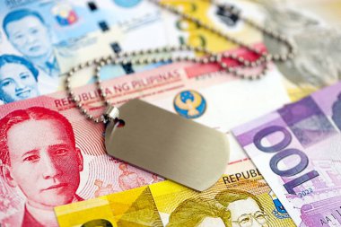 Filipinler para birimi faturaları ve askeri jeton. Askerlik konsepti