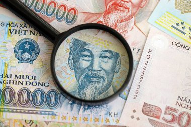 Vietnam dong para birimi faturaları ve büyüteç yakın çekim. Finansal izleme ve vergilendirme kavramı