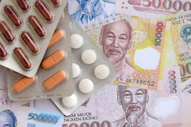 Vietnam dong para birimi faturaları ve ilaç hapları yakında. İlaç ve eczane kavramı