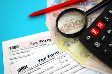 Vietnam çadırı para faturaları ve mavi üzerine yakın vergi formlu hesap makinesi. Vergi ve muhasebe kavramı