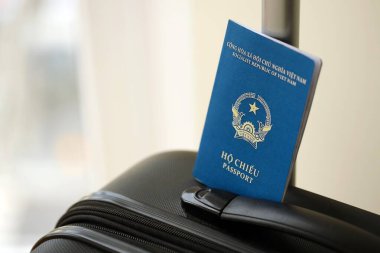 Seyahat bagajındaki Vietnam pasaportu yakın plan. Seyahat ve tatil kavramı