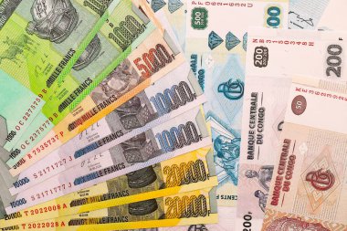 Kongo frangı faturaları büyük miktarda masaya yakın. Demokratik Kongo Cumhuriyeti 'nde zengin yaşam konsepti. İş ve ekonomi