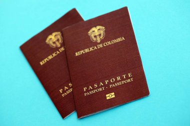 Açık mavi masa arka planında iki Kolombiya pasaportu. Kolombiya Cumhuriyeti vatandaşlığı kavramı