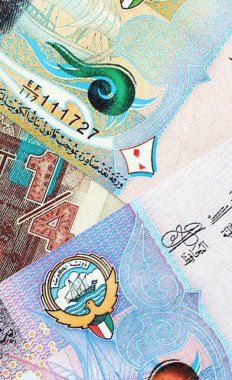 Kuveyt para birimi faturaları. Mevcut banknotlar masanın üzerinde büyük miktarda yatıyor.
