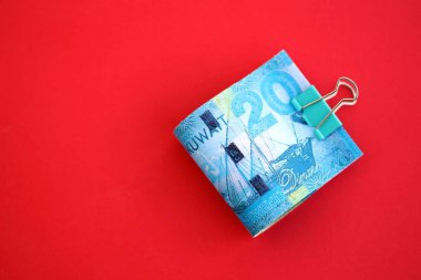 Kuveyt dinarı kırmızı ışıkta büyük miktarda para getiriyor. Finans ve bankacılık kavramı