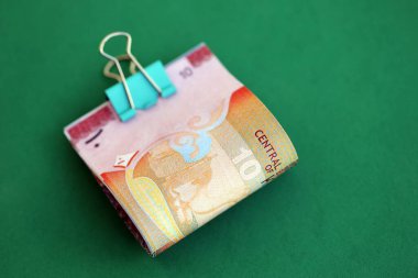 Kuveyt dinarı banknotları büyük miktarda yeşile yakın. Finans ve bankacılık kavramı