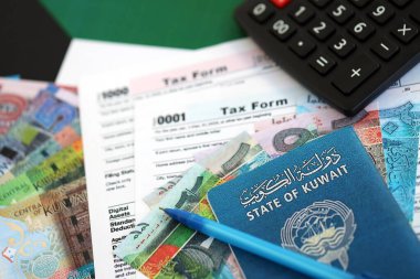 Kuveyt dinarı para faturaları ve vergi formlu hesap makinesi. Vergi ve muhasebe kavramı