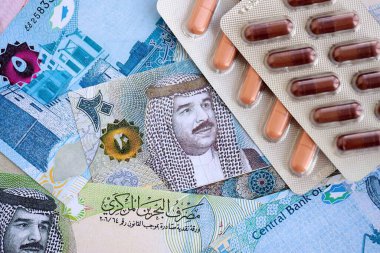 Bahreyn dinar para birimi faturaları ve ilaç hapları yakında. İlaç ve eczane kavramı